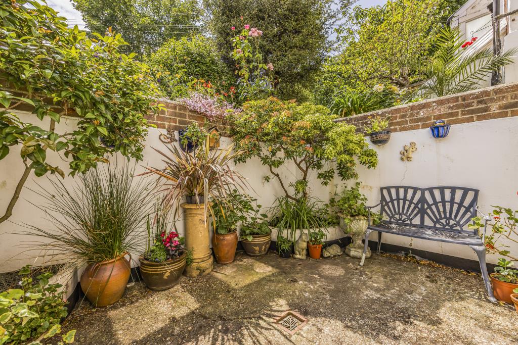 Lot: 151 - SUBSTANTIAL SEMI-DETACHED VICTORIAN DWELLING WITH ADDITIONAL INVESTMENT INCOME - Courtyard of lower ground floor with view of front garden